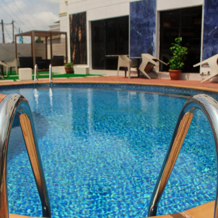 Victoria Crown Plaza Hotel 4*