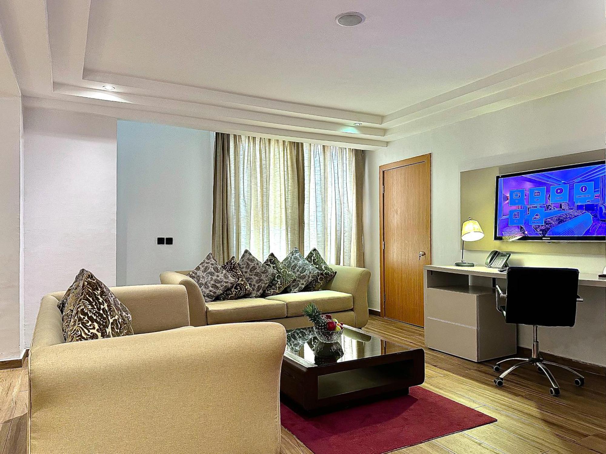 Hotel Victoria Crown Plaza 4*