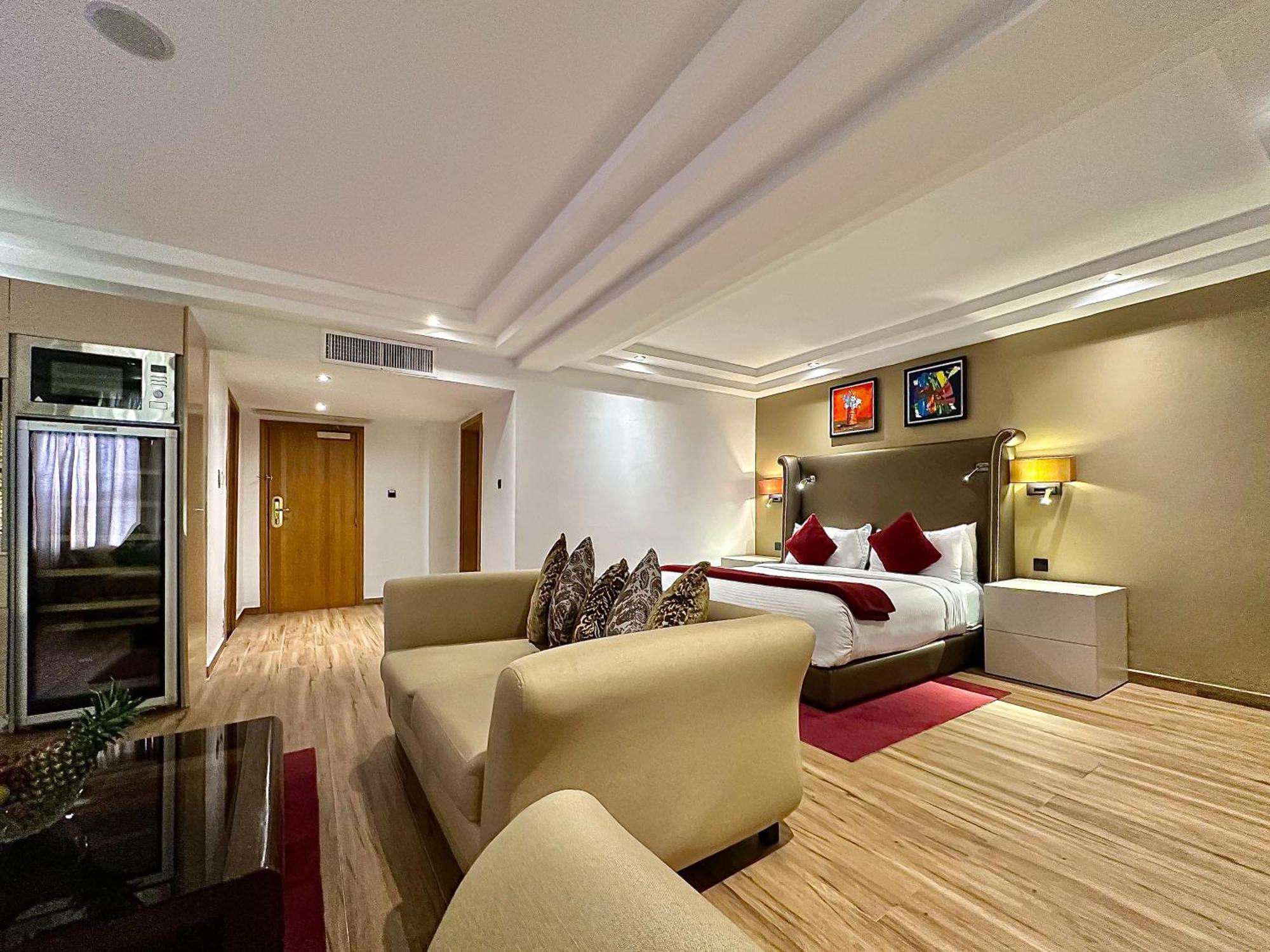 Victoria Crown Plaza Hotel 4*