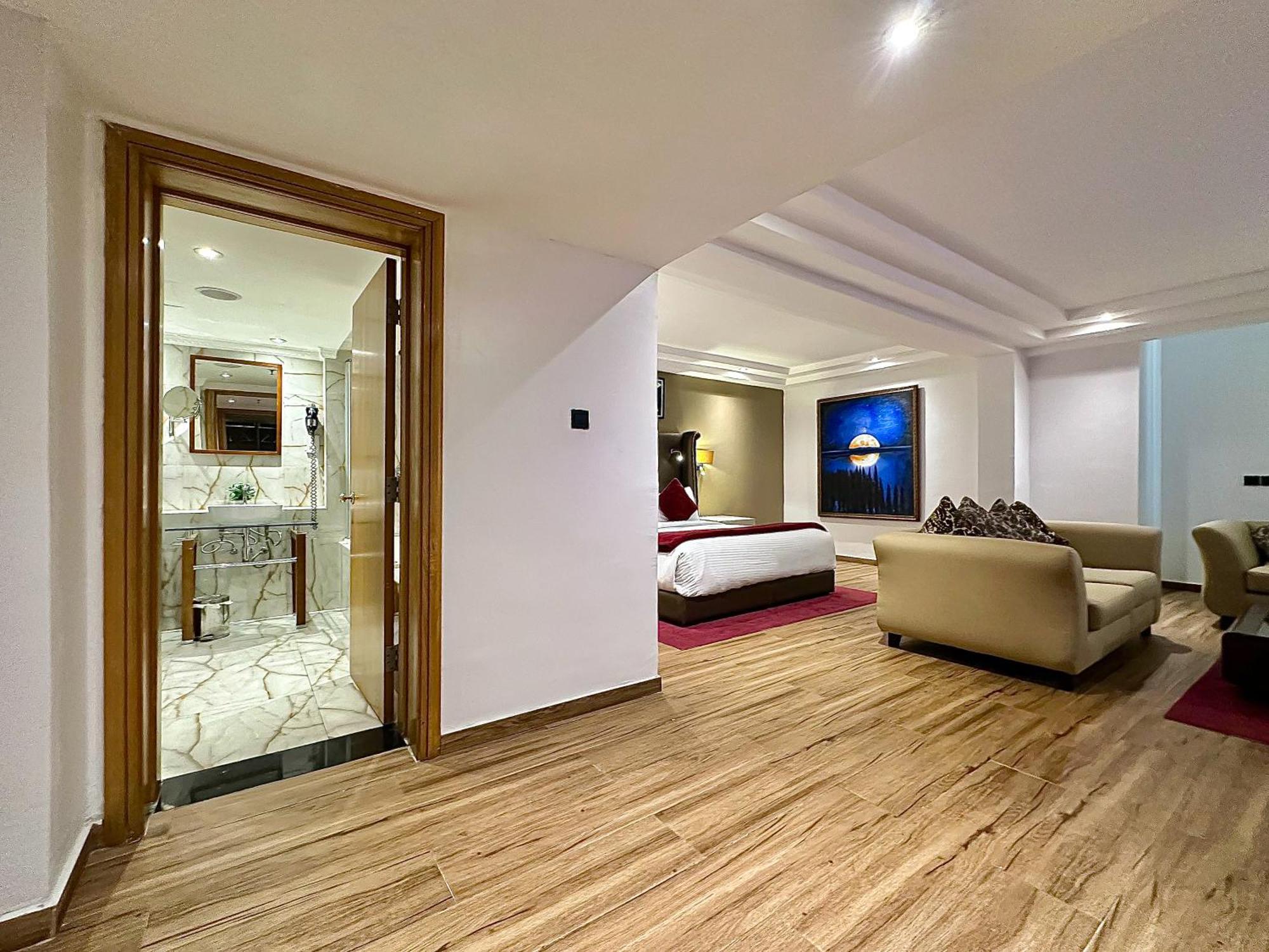Victoria Crown Plaza 4* Lagos