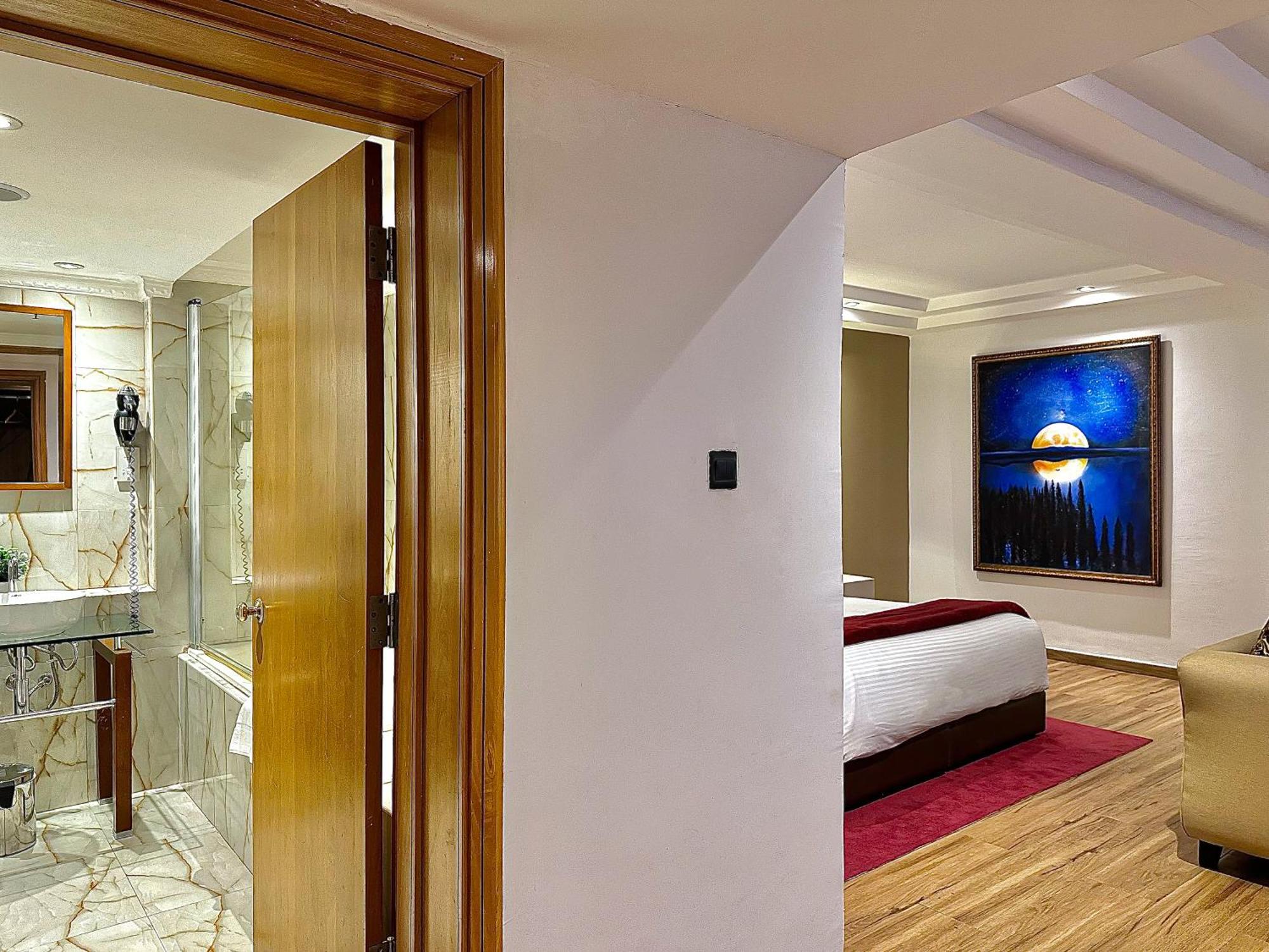 Victoria Crown Plaza Hotel 4*