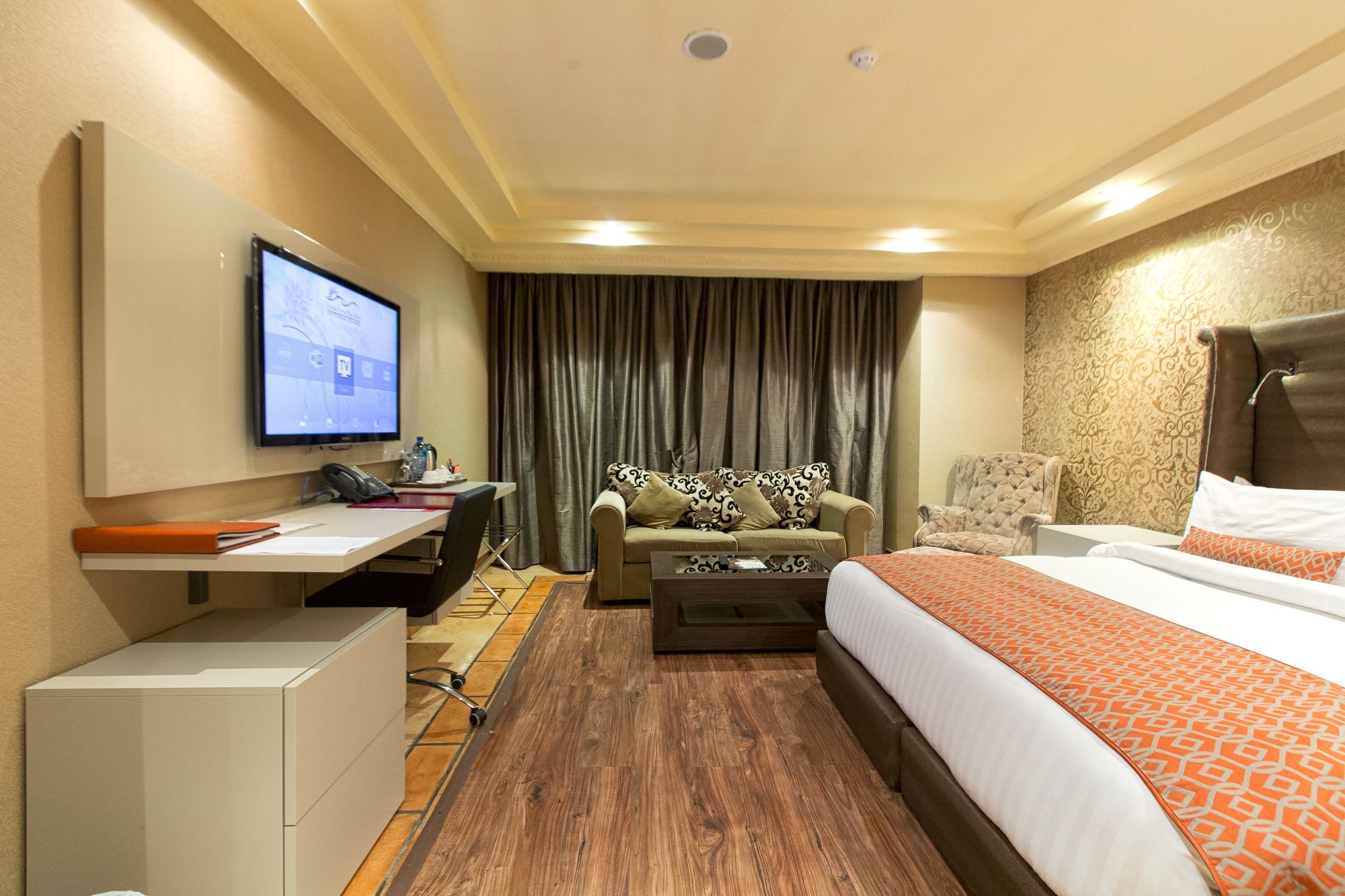 Victoria Crown Plaza Hotel 4*