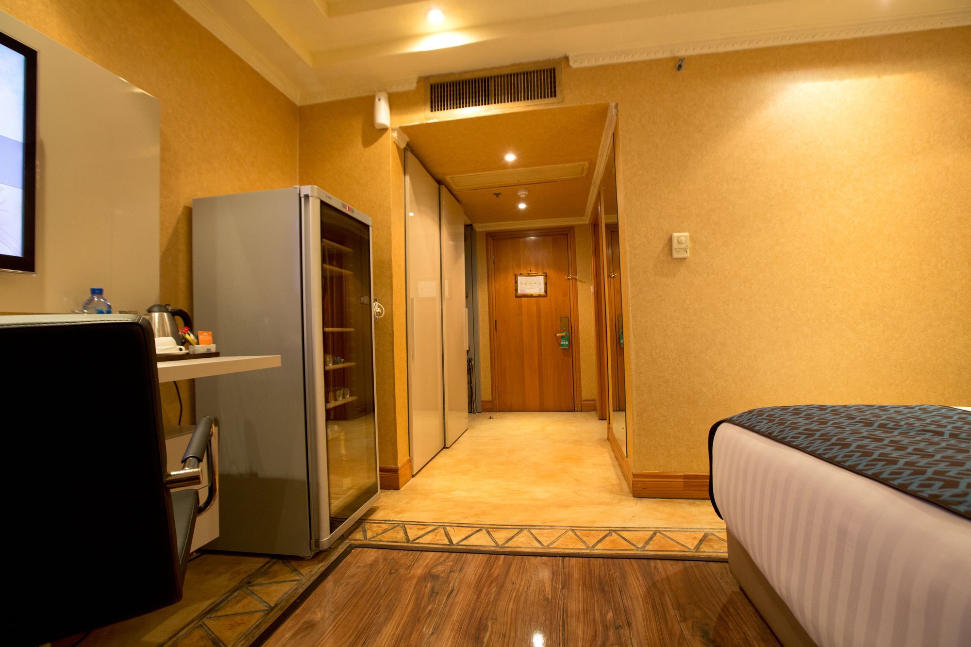 Victoria Crown Plaza 4*
