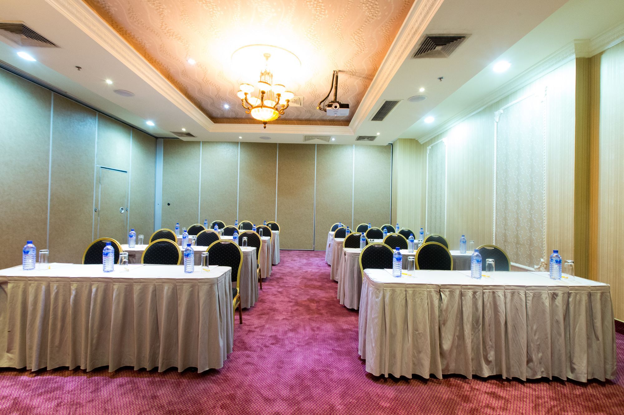 Victoria Crown Plaza Hotel 4*